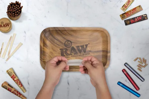 Vista 4 de RAW Bandeja rodante de madera Tamaño – Pequeño Madera resistente diseñada por RAW con esquinas curvas, sin arrugas