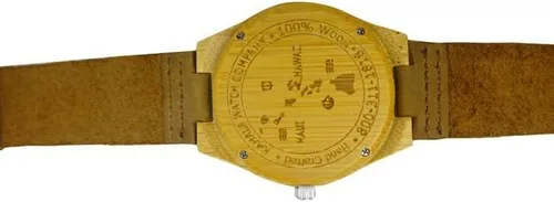 Vista 3 de Reloj hecho a mano de bambú hecho con petroglifos hawaianos y correa de cuero de vaca marca Kahala - HGW-26B39