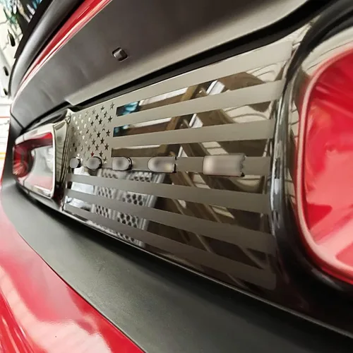 Vista 4 de Xinghe Divisor central de luz trasera para Dodge Challenger 2015-2023, calcomanías de bandera estadounidense para luz trasera, accesorios exteriores