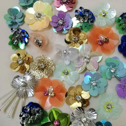 Vista 3 de 30 piezas de parches bordados de flores con lentejuelas al azar para manualidades en tela (colorido A)