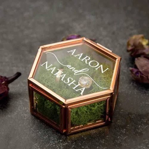 Vista 2 de Getname Necklace Caja de anillo de vidrio hexagonal personalizada con musgo para ceremonia de boda, caja de anillo de compromiso de cumpleaños