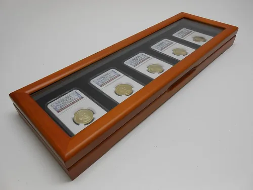 Vista 2 de GuardHouse Caja de madera con tapa de vidrio para cinco losas