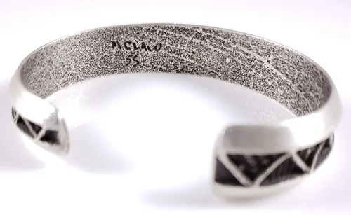 Vista 5 de Pulsera Navajo de plata de ley hecha a mano con diseño de Tufa Cast Stacker Firmado por Monty Claw