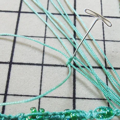Vista 5 de The Beadsmith Mini combo de macramé, tablero de cuentas de 7.5 x 10.5 pulgadas, caja de 40 pines en T de 1.75 pulgadas, proyecto de pulsera e