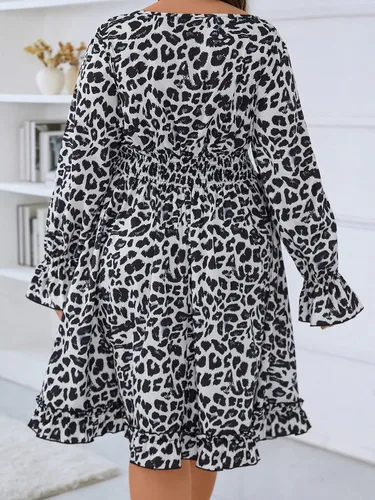 Vista 2 de WDIRARA Vestido midi con estampado de leopardo y cuello cuadrado, manga con volantes y dobladillo con volantes para mujer