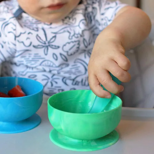 Vista 5 de ChooMee FlexiDip - Utensilios de aprendizaje de silicona para bebés 4 meses + destete para bebés Cuchara de cabeza plana con mango firme Verde