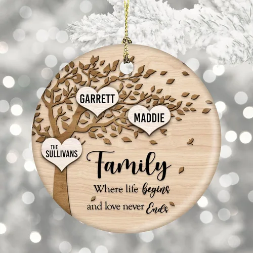 Vista 4 de Family Where Life Begins and Never Ends - Adorno de Navidad personalizado de cerámica de 3 pulgadas con caja de regalo (2 nombres)