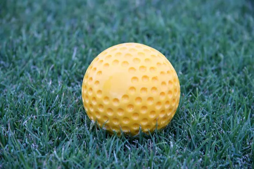 Vista 4 de Heater Yellow Dimpled Baseballs, 1 Dozen, Polyurethane Material, Optic Yellow Color, for Use in Real Baseball Pitching Machines