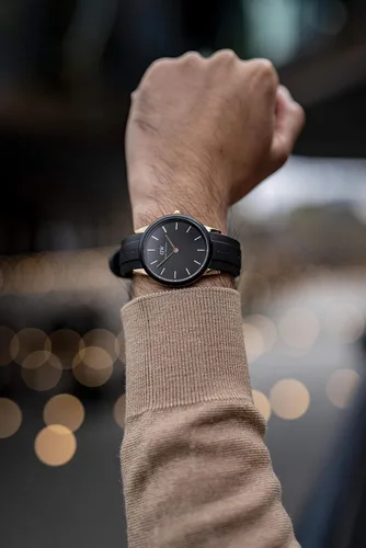 Vista 7 de Daniel Wellington Reloj icónico de goma de oro