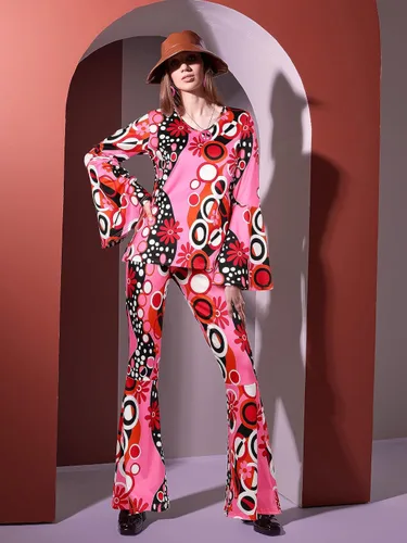 Vista 7 de SOMSOC Paquete de 7 disfraces hippie de los años 70 para mujer, pantalones acampanados bohemios, teñido anudado, diadema, collar, aretes, peluca