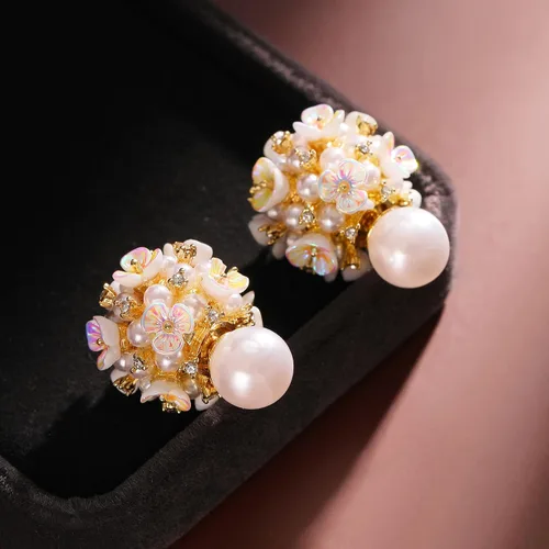 Vista 4 de Aretes de bola de flor de perlas, aretes de bola blanca para mujeres y niñas, Zinc, Perla