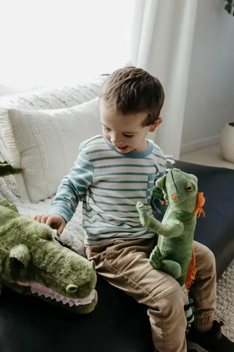 Vista 2 de The Petting Zoo Iguana - Peluche de peluche, regalos para niños, animales reptiles salvajes Onez, juguete de peluche de iguana de 18 pulgadas