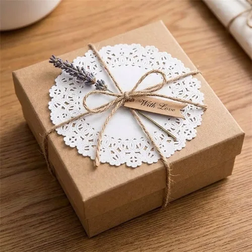 Vista 3 de Tapones redondos de encaje de papel blanco – 5 pulgadas; fabricados en Canadá (100) Disposable, Embossed, Round, For Serving Desserts, Appetizers