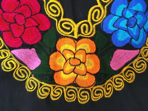 Vista 8 de Blusa mexicana floral Auténtica blusa bordada de Chiapas 100% hecha a mano Negro con flores coloridas, Negro, L