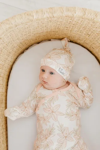Vista 6 de Copper Pearl Gorro de bebé con nudo superior elástico suave Kiana