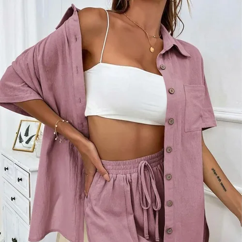 Vista 4 de OPHPY Conjunto de dos piezas para mujer, conjunto de lino de 2 piezas de verano, camisas sueltas con botones y pantalones cortos, conjunto