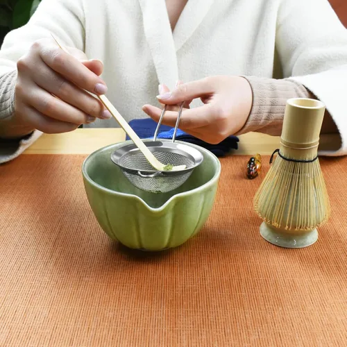 Vista 4 de Artcome Juego de té matcha japonés de 7 piezas, cuenco matcha con boquilla para verter, batidor de matcha, cuchara de té, soporte para batidor, kit