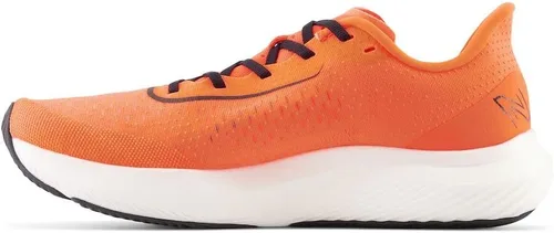 Vista 2 de New Balance Tenis de correr FuelCell Rebel V3 para hombre