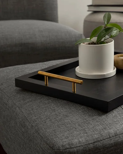 Vista 4 de Kate and Laurel Halsey Bandeja rectangular de madera decorativa con asas de metal pulido; 17 x 13; negro y dorado; moderna bandeja rectangular