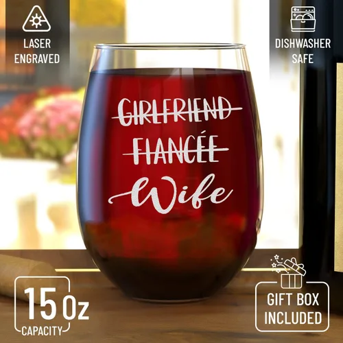 Vista 3 de shop4ever Novio Prometido Marido Novia Prometida Esposa Grabado Cerveza Vaso y Copa de Vino Sin Tallo, Él & Para Ella Set