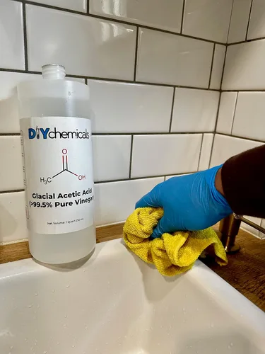 Vista 3 de Ácido acético glacial 99.9% puro, vinagre de alta pureza para uso industrial y doméstico, fabricado en Estados Unidos por DIY Chemicals, galón