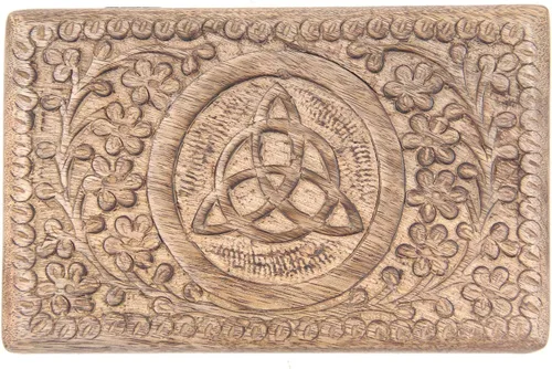 Vista 4 de Caja de almacenamiento KayJayStyles, de madera, tallada a mano, para joyería, Triquetra, L