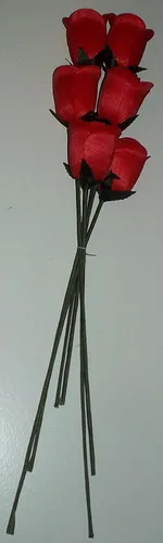 Vista 2 de 6 rosas rojas de madera abierta 1/2 hechas a mano