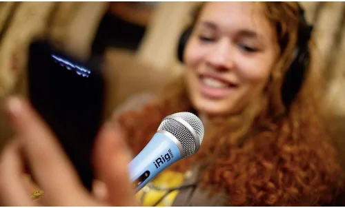 Vista 2 de IK Multimedia Micrófono karaoke iRig Voice (azul) para smartphones y tablets