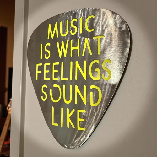 Vista 9 de Top Brass Arte de pared jumbo de metal con púa de guitarra de 16 pulgadas, cita "Music Is What Feelings Sound Like", decoración de pared de acero