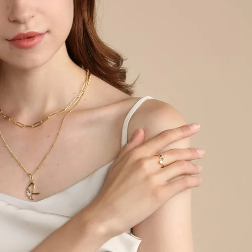 Vista 4 de Haoze Anillo de letra inicial para mujeres y niñas, anillos apilables dorados del alfabeto con inicial de cristal ajustable incrustada inicial