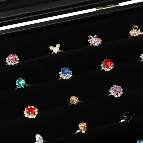 Vista 3 de Wuligirl - Bandeja organizadora de anillos con 100 ranuras y tapa transparente, organizador apilable de joyas como aretes, collares y anillos