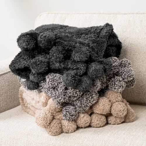 Vista 6 de PAVILIA Manta de sherpa negra para sofá, cálida manta de felpa con pompones, manta mullida para sofá, ligera, suave y acogedora con pompones, 50 x