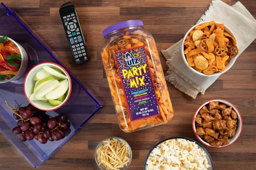 Vista 13 de Utz - Mix para fiestas en barril de 737,1 g (26 onzas). La sabrosa mezcla de picadillos incluye tortillas de maíz, tortillas de nachos, pretzels