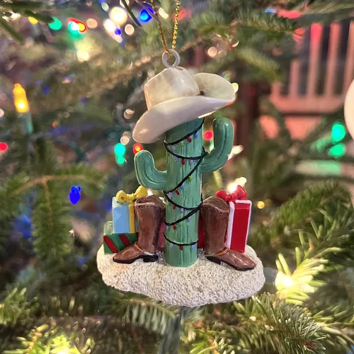 Vista 3 de Tree Buddees Árbol de Navidad de cactus con botas de vaquero, sombreros de vaquero y adornos de regalos