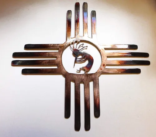 Vista 2 de Decoración de pared de metal Southwestern Zia con Kokopelli, de 14 a 44 pulgadas