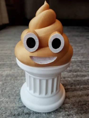 Vista 2 de Znet3D Trofeo Emoji Poop - Emoji de caca pintado a mano - Caca dorada en pilar blanco