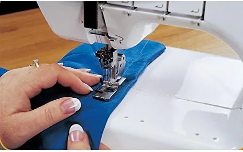 Vista 7 de Janome 1000CPX Cover Pro con PAQUETE DE BONIFICACIÓN GRATIS