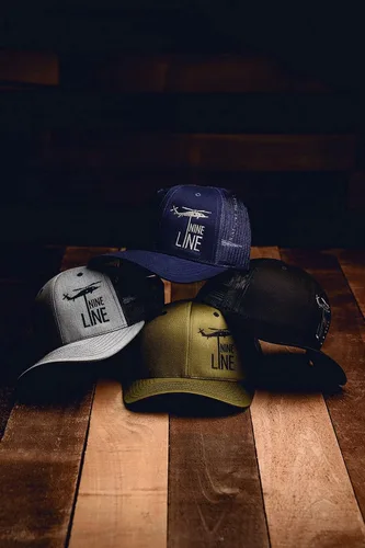 Vista 2 de Nine Line Gorra de béisbol ajustable con malla bandera estadounidense bordada y caída NL