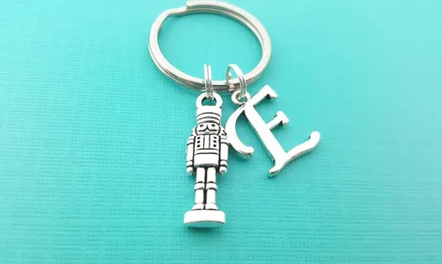 Vista 2 de Llavero cascanueces – Relleno de calcetines navideños – Joyería hecha a mano con dije simple – Regalo para ella (E)