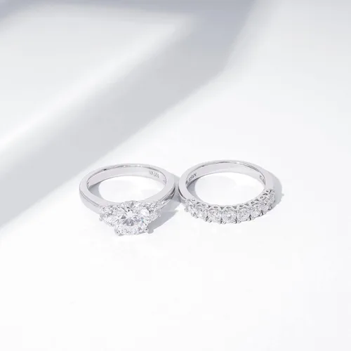 Vista 4 de Amazon Essentials Anillo de plata de ley chapado en platino con elementos infinitos y circonita cúbica de tres piedras