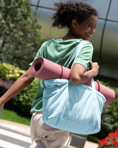 Vista 2 de BAGSMART Bolsa de yoga para mujer, bolsa de viaje para laptop, pañal, gimnasio, bolsa de yoga con hebilla para esterilla de yoga para deportes