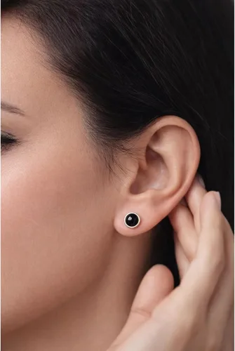 Vista 2 de Aretes de plata de ley 925 maciza hechos a mano con piedras preciosas redondas para mujeres y hombres, disponibles en piedras azules, negras