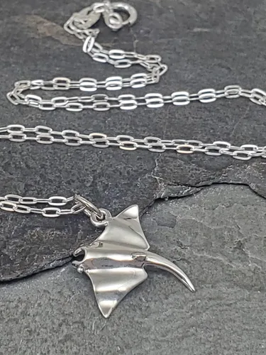 Vista 3 de EnCharmed Collar con dije de mantarraya de plata de ley, gracia y curación, diseño náutico y marino, 18 pulgadas