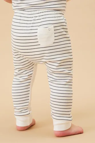Vista 4 de MORI Pantalones de yoga estilo harén para bebé en rayas grises y blancas, pantalones unisex con diseño de dos tonos y bolsillo trasero, recién