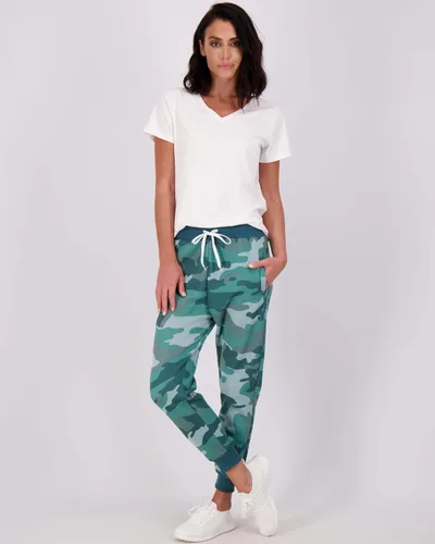 Vista 5 de Real Essentials Paquete de 3 pantalones deportivos de forro polar ultra suaves y cálidos con bolsillo para mujer (disponible en tallas grandes)