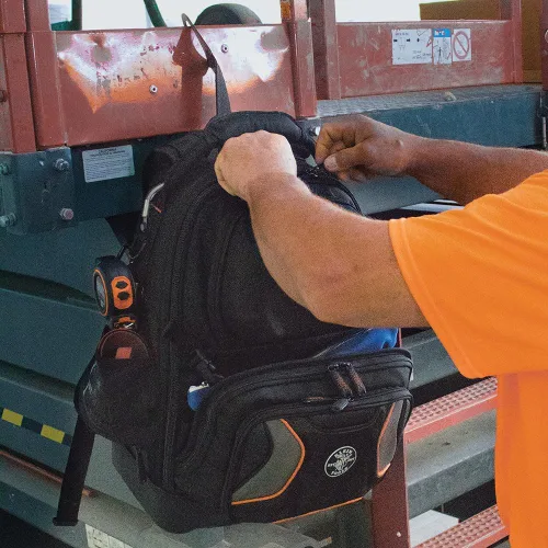 Vista 7 de Klein Tools 55485 Mochila para herramientas, 48 bolsillos, negro/naranja/gris
