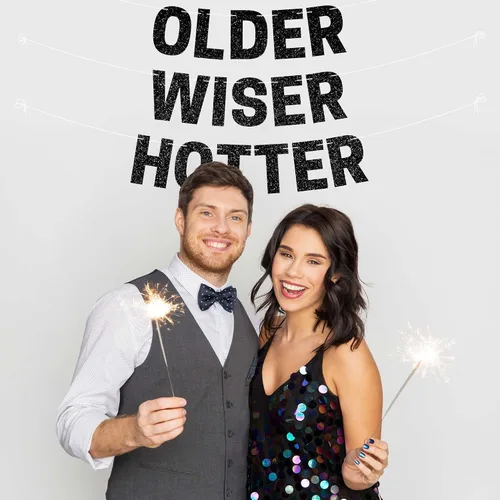 Vista 6 de Cartel preencordado de Older Wiser Hotter - No DIY - Cartel negro para fiesta de feliz cumpleaños con purpurina - Guirnalda preencordada en hebras