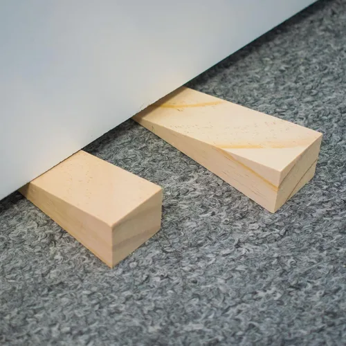 Vista 2 de Tope de puerta de madera antideslizante, cuñas de madera para la parte inferior de la puerta, cuña triangular de madera para el hogar, dormitorio