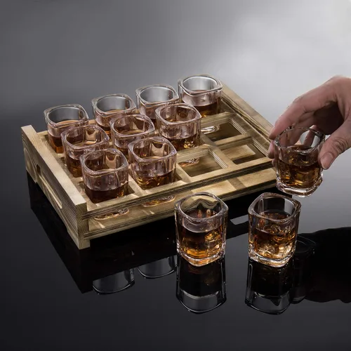 Vista 4 de Juego de servicio de vasos de chupito MyGift Incluye 12 vasos de chupito cuadrados y bandeja de servidor ranurada de madera marrón quemada Slotted