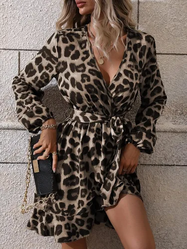 Vista 4 de WDIRARA Vestido corto con estampado de leopardo y cuello en V, manga larga, dobladillo con volantes, acampanado, para mujer
